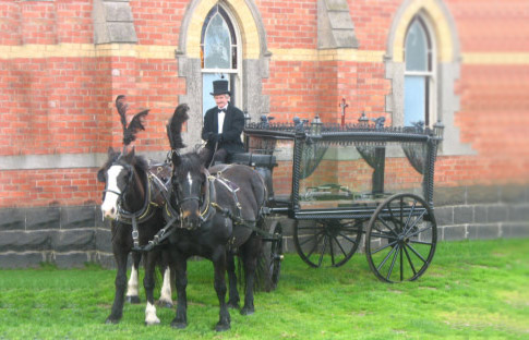 Arranging A Funeral hearse06